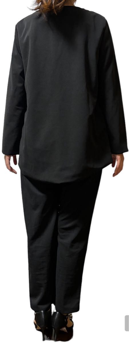 M ブラック　黒　ノーカラー パンツスーツ フォーマル スーツ ママ服 シンプル セットアップ オフィス スーツ