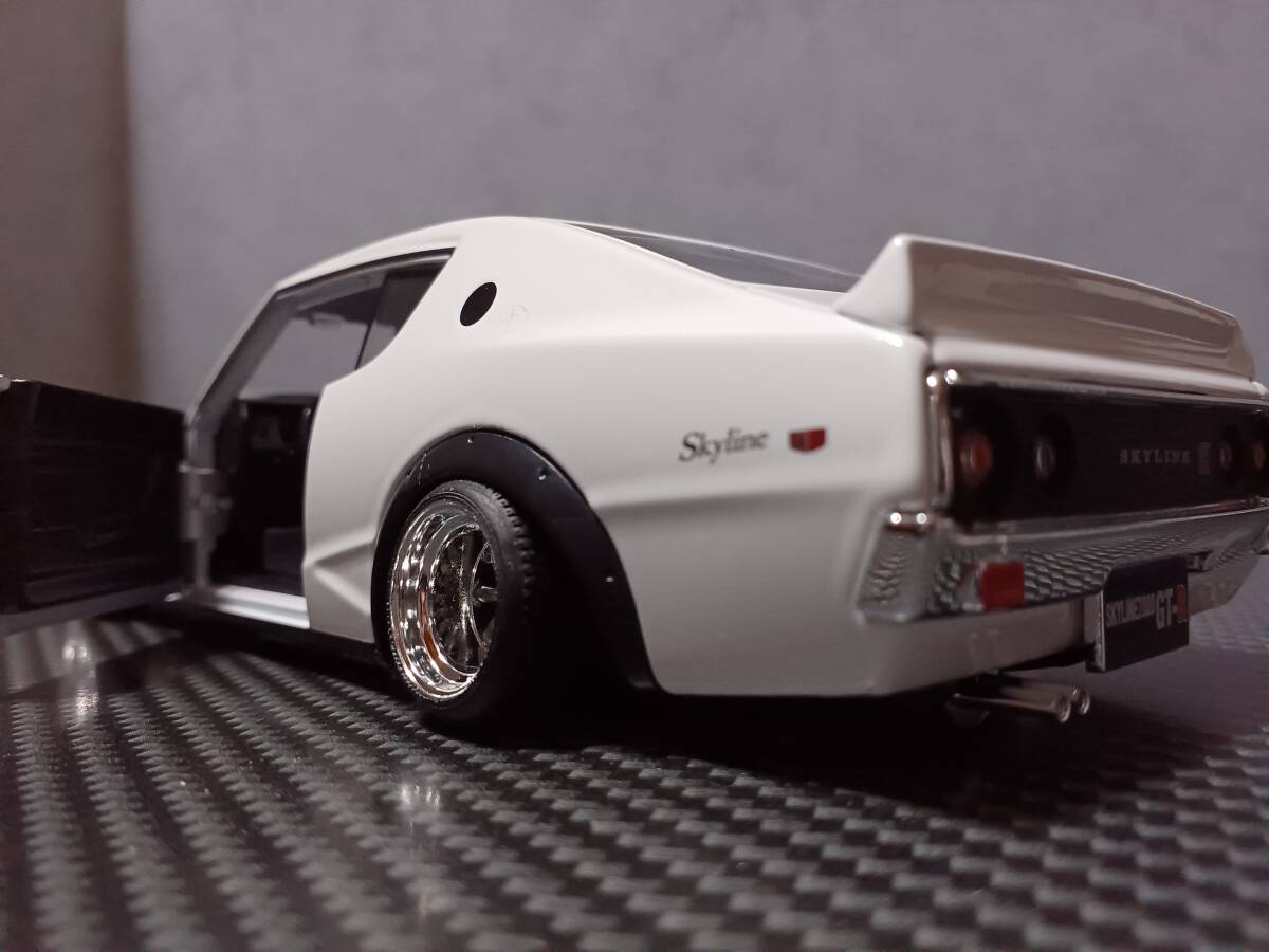 Maisto 1/24 日産スカイライン 2000GT-R (KPGC110) ケンメリ ホワイト カスタム改 ワタナベグレー_画像8