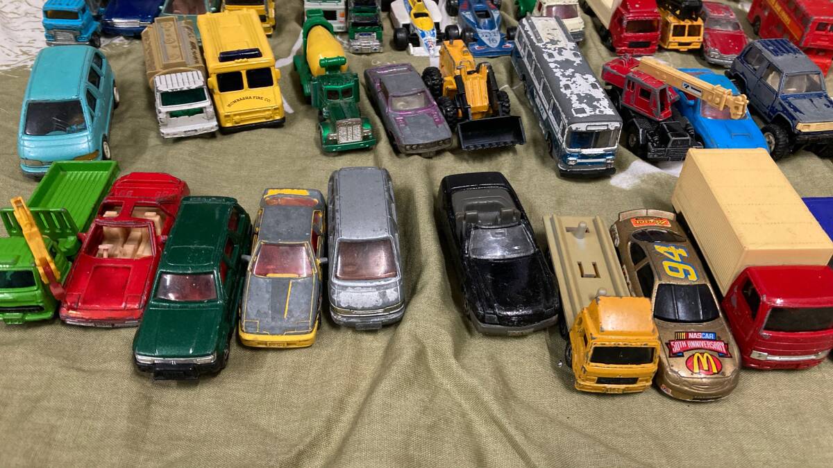 中古経年品）トミカ・ミニカー類と情景パーツ大量まとめセット ジャンクの画像3