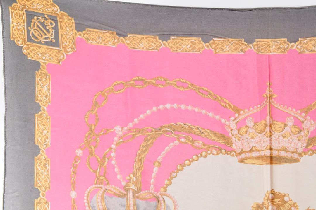 Christian Dior クリスチャンディオール スカーフ バンダナ シルク100％ ピンク グレー 灰色 総柄 柄あり クラウン 王冠 レディース 4513_画像7
