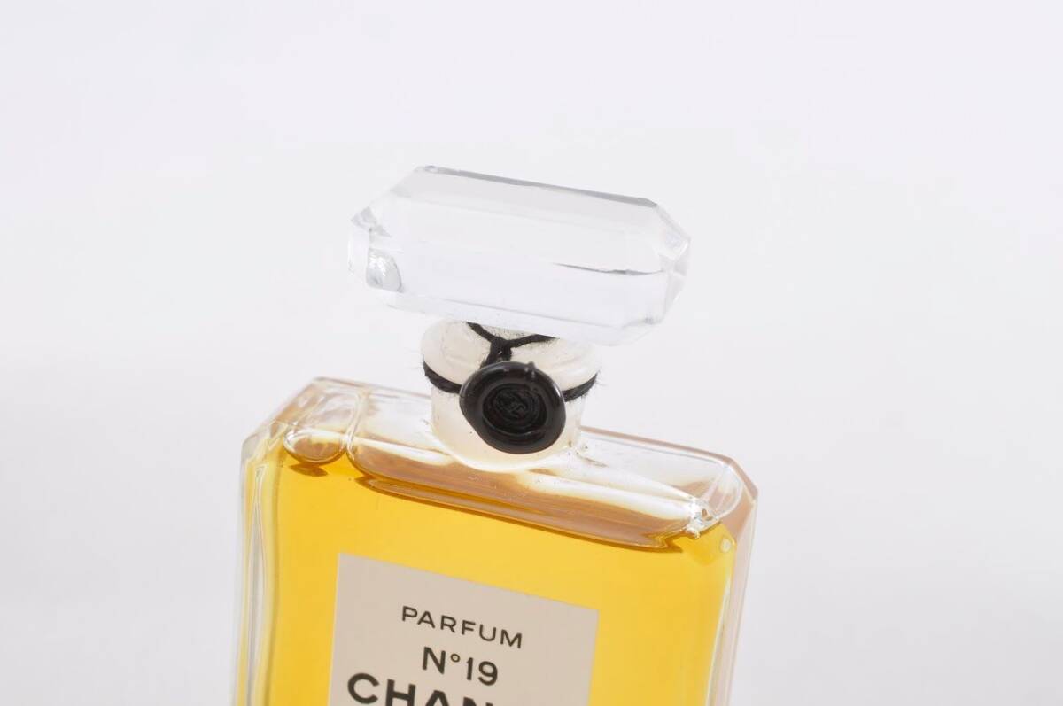 未使用 14ml Chanel シャネル No19 PARFUM パルファム 香水 イエロー 黄色 スプレー レディース 女性 箱付き 9C032213_画像3