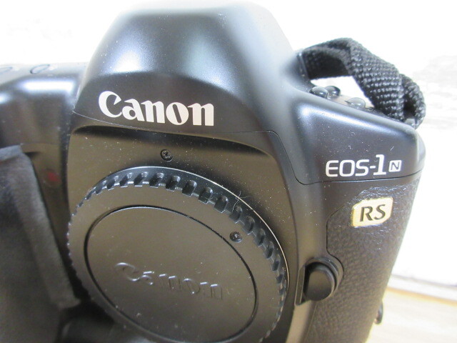 2D2-4「CANON EOS-1N RS ボディ 35ミリカメラ」ジャンク 現状品 一眼レフカメラ キャノン ストラップ付_画像2