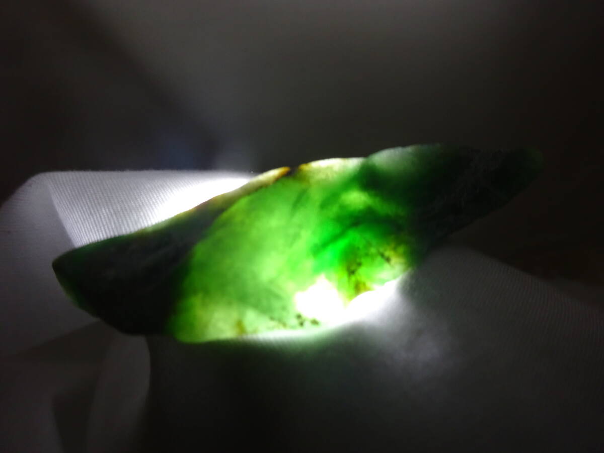  濃い緑  《宝石質》     １２グラム       ７０８         糸魚川産翡翠  ヒスイ  糸魚川翡翠  の画像10