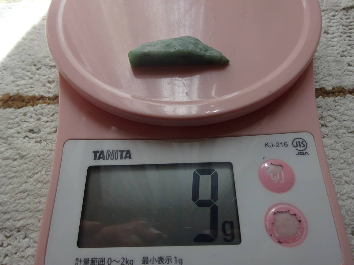 《透過抜群》　緑　　【宝石質】　　　　 ９グラム　　 　１０９　　　　　　　　　　　　　　　　糸魚川産翡翠　　ヒスイ　　糸魚川翡翠　_　　　　　　　　　　重さ 約９グラムです