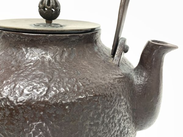 旧家蔵出 大日本釜師長 名越昌晴 宝珠形鉄瓶 総重量4kg以上 在銘 唐銅蓋 時代 茶道具の画像3