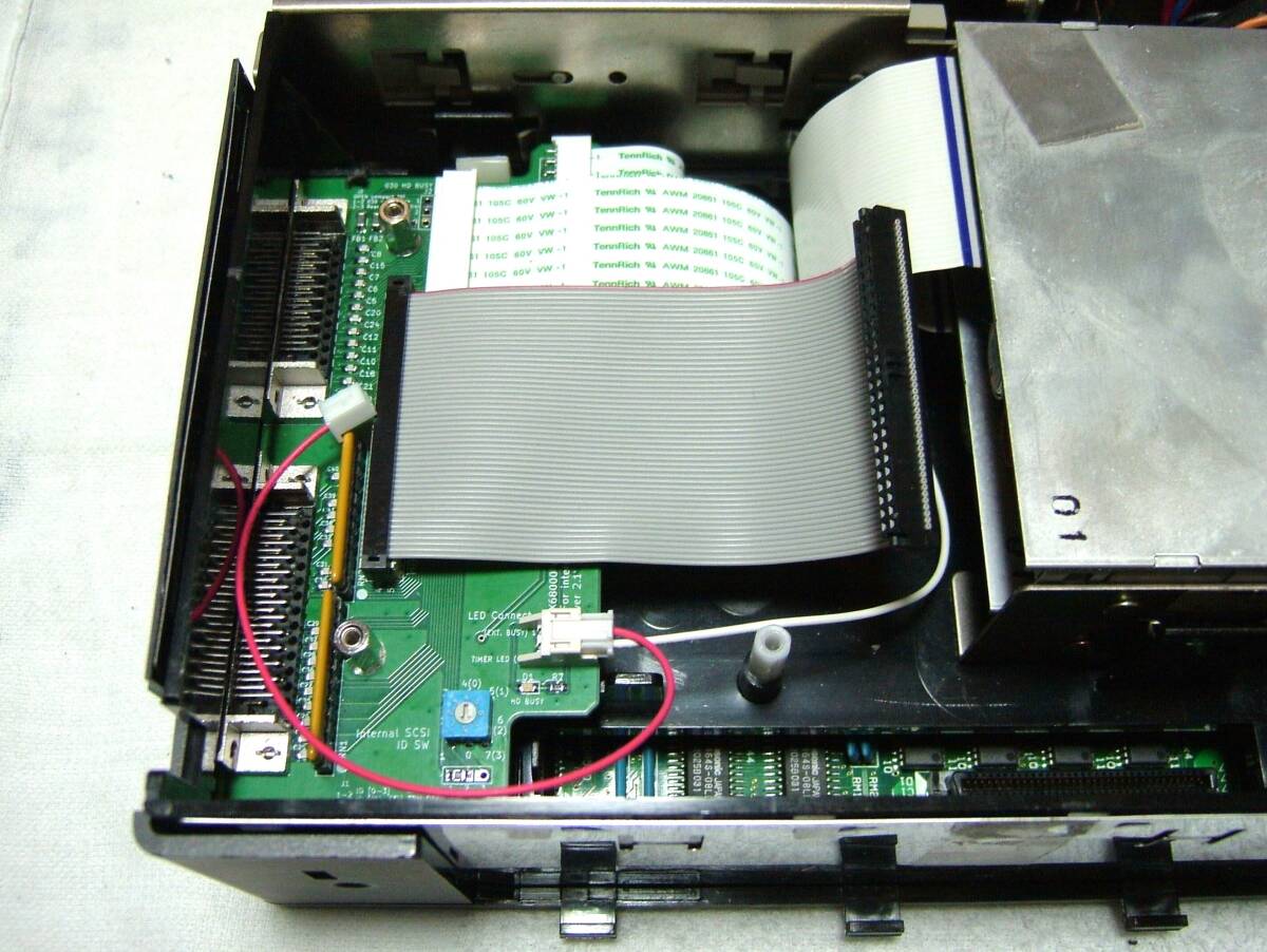 X68000 compact用 内蔵SCSIインターフェース基板一式 (即決オマケ 2.5-＞3.5インチ変換アダプタ)__基板とケーブルの取付状態