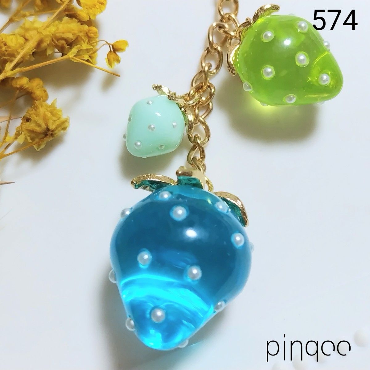 No.574【pinqoo】イチゴの３連チャーム(ブルー系)