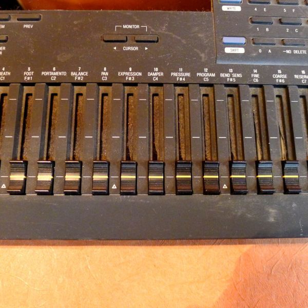 d★049 KAWAI 16channel MIDI Mixer MM-16 動作未確認 サイズ:幅約33cm 高さ約6cm 奥行約20.5cm/80の画像6