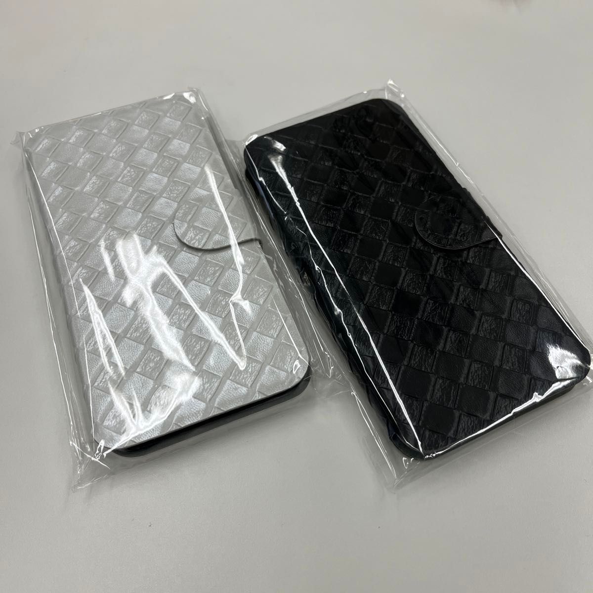iPhone 7 8 SE2 SE3 メッシュデザイン 手帳型ケース ブラック&ホワイト  新品未開封 ２個セット