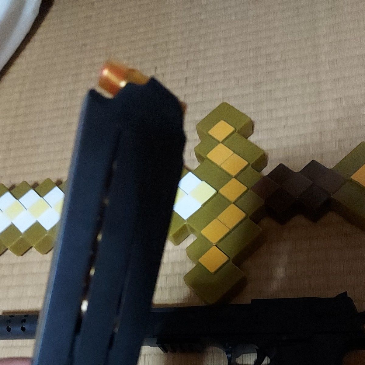 マインクラフト 金の剣 + 安全 子供用 ナーフ (スポンジ弾)サイレンサーハンドガン 