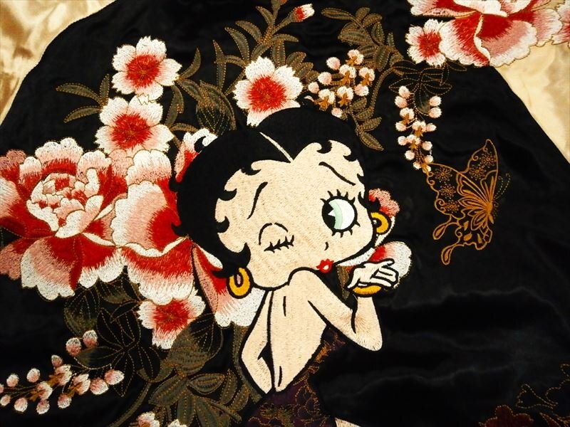 絡繰魂 粋×ベティー ブープ コラボ 223026 和柄総刺繍「Betty Boop/蝶乱舞」リバーシブル サテンスカジャン ブラック XXL 新品_画像2