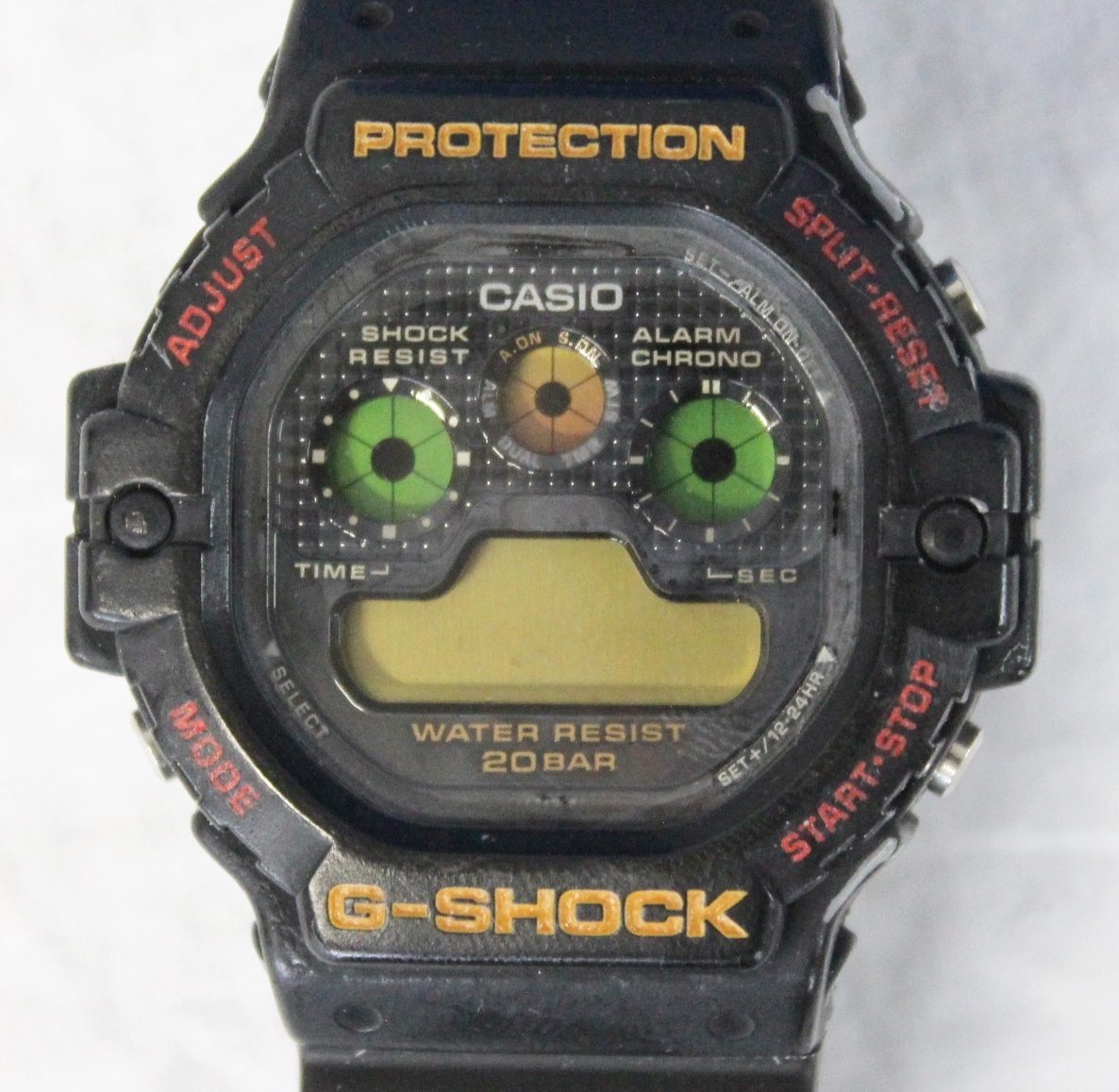 【0425B】(1104) CASIO G-SHOCK G-5900 914 電池切れ 動作不明 メンズ腕時計 デジタル 割れ有 20気圧防水 中古現状品_画像2