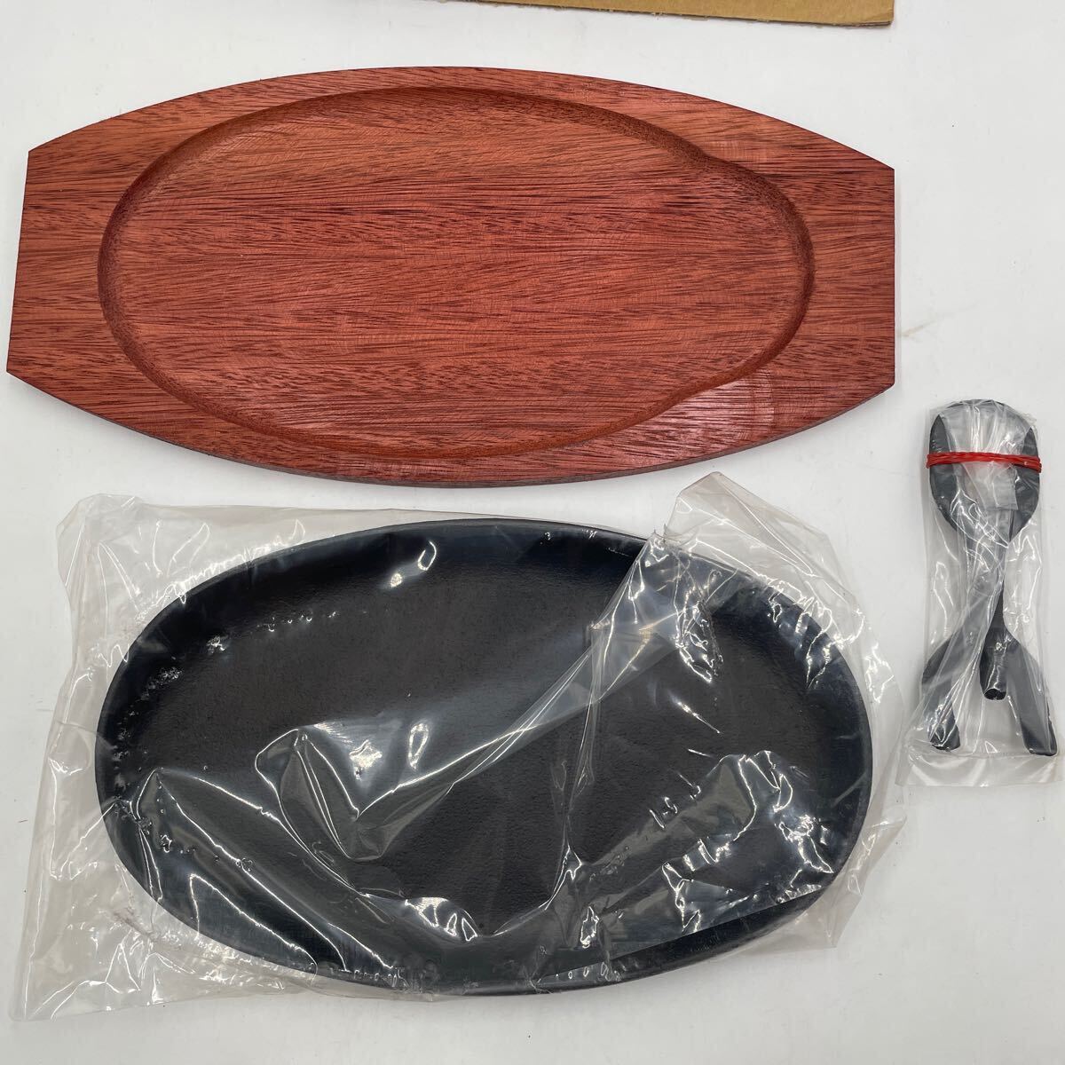 k757【未使用】ステーキ皿 小判形 2枚組 ニコー 日本鋳工株式会社 鋳鉄製 ラワン材の画像2