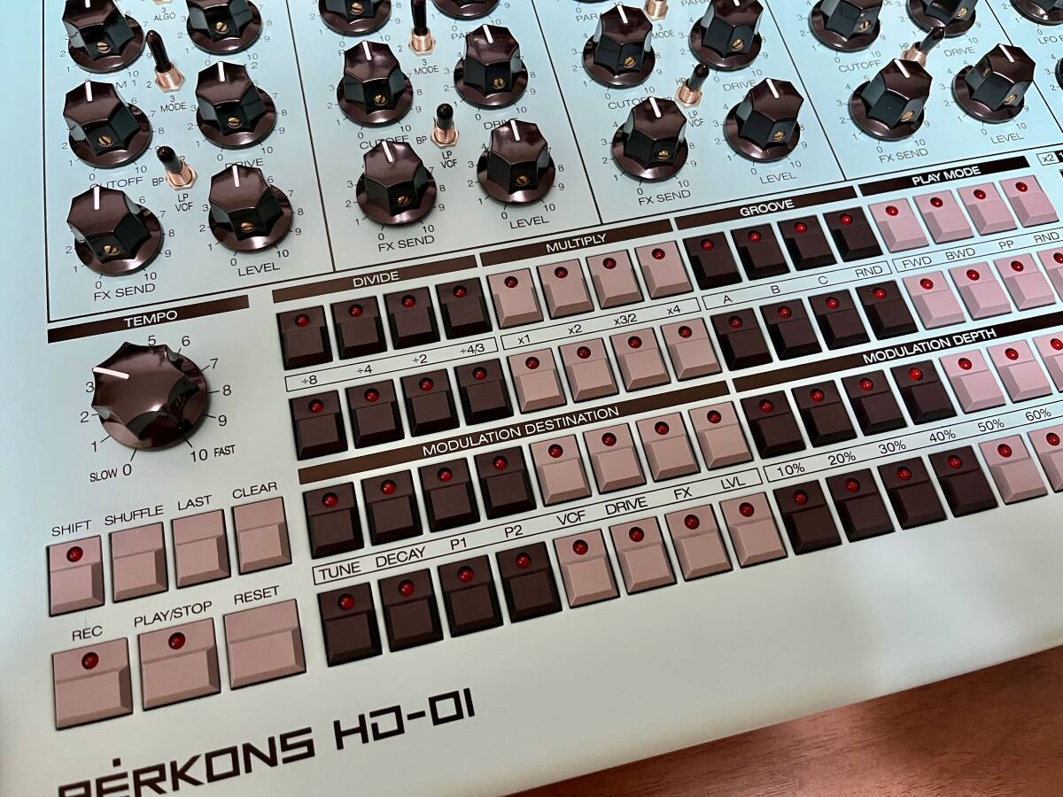 [極美品]Erica Synths Perkons HD-01／Decksaverカバー＆純正ソフトケース付_画像6