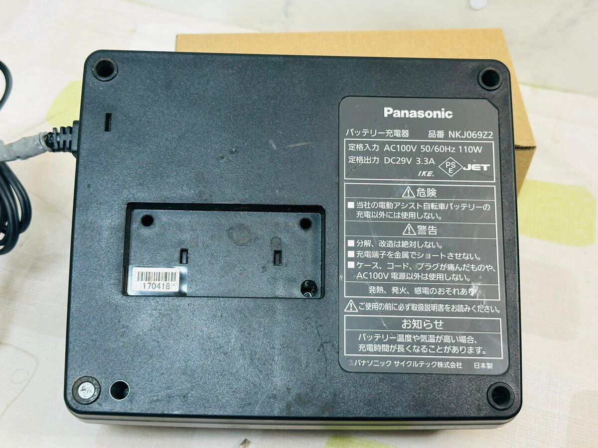 （257）Panasonic パナソニック 電動自転車 バッテリー充電器 チャージャー NKJ069Z2 動作確認済み の画像4