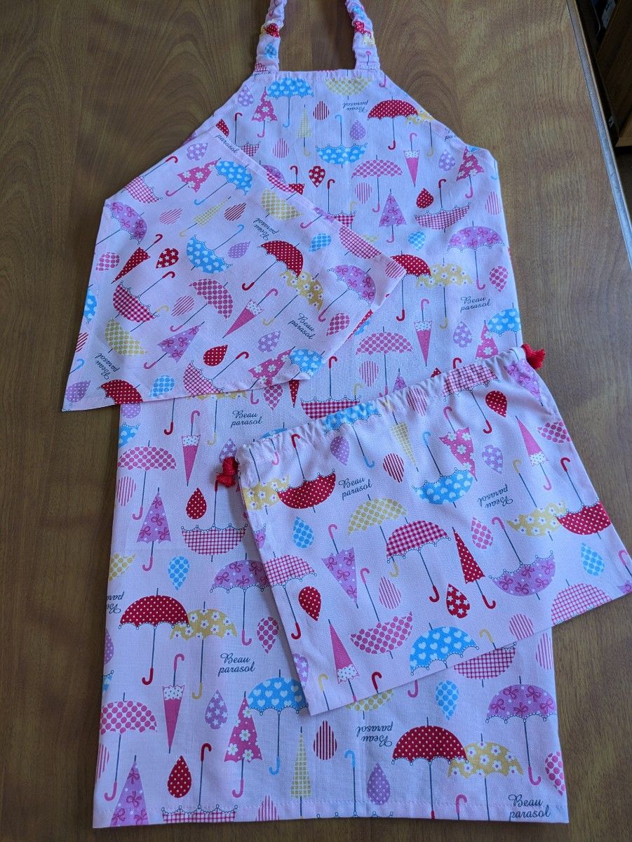 子供エプロン 三角きん 巾着袋3点セット　130前後　ハンドメイド　入園入学準備　ピンク傘柄