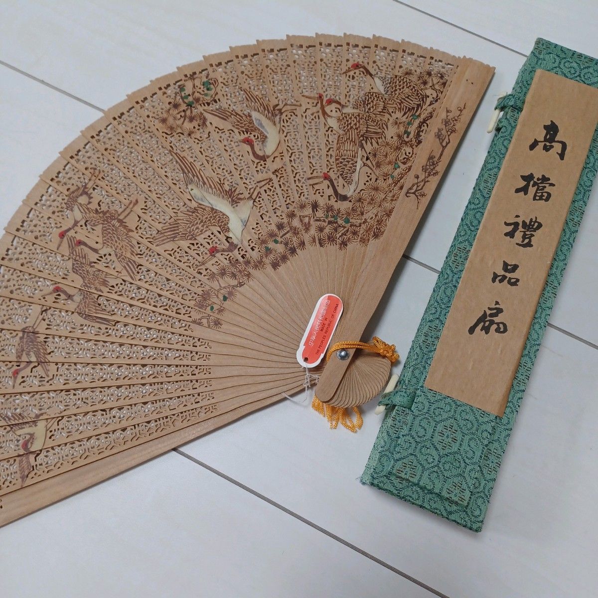 未使用　白檀扇子　木製　高禮品扇　　透かし彫り 中国美術