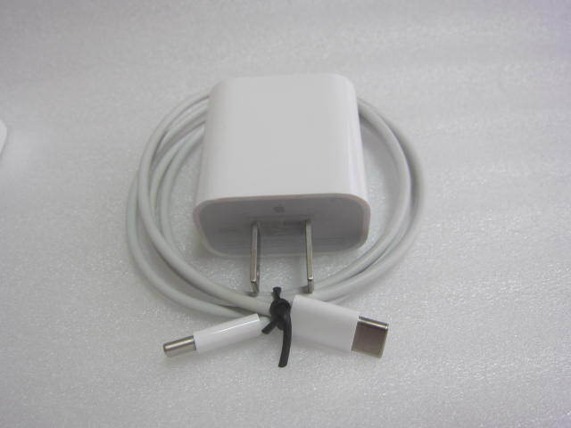 Apple 20W USB-C電源アダプタ(A2305)とApple 60W USB-C充電ケーブル（1m）の画像1