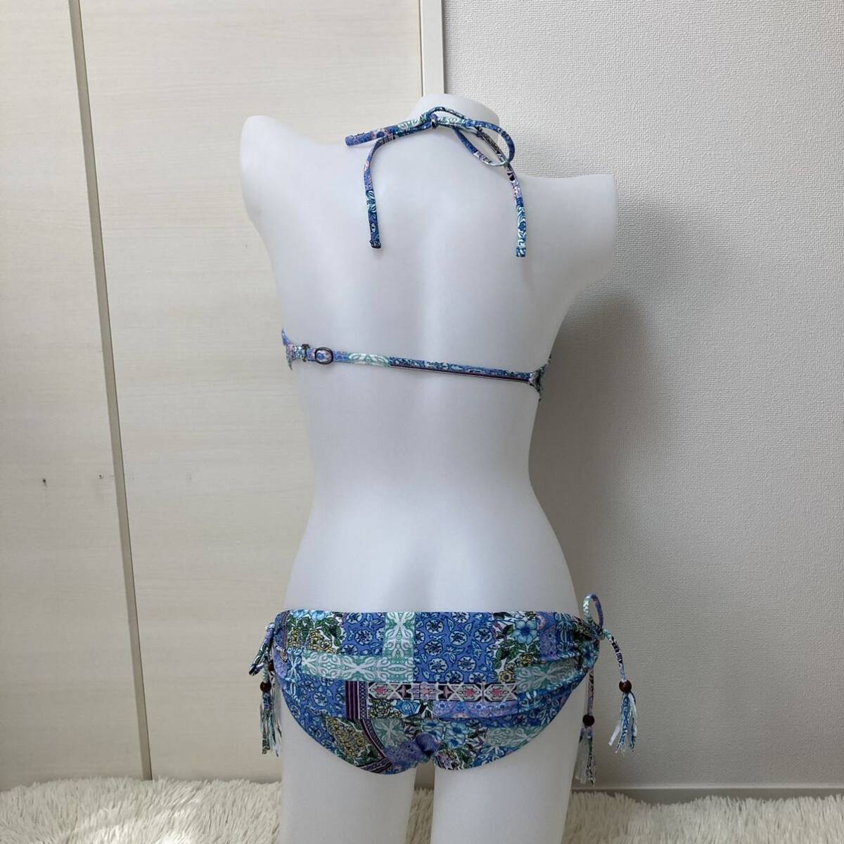 224【水着セットアップビキニ】美品ナックルマーケットセカンドストーリー ワイヤーブラ セクシー女子大人可愛い アート柄ブルー系9Mサイズ_画像4