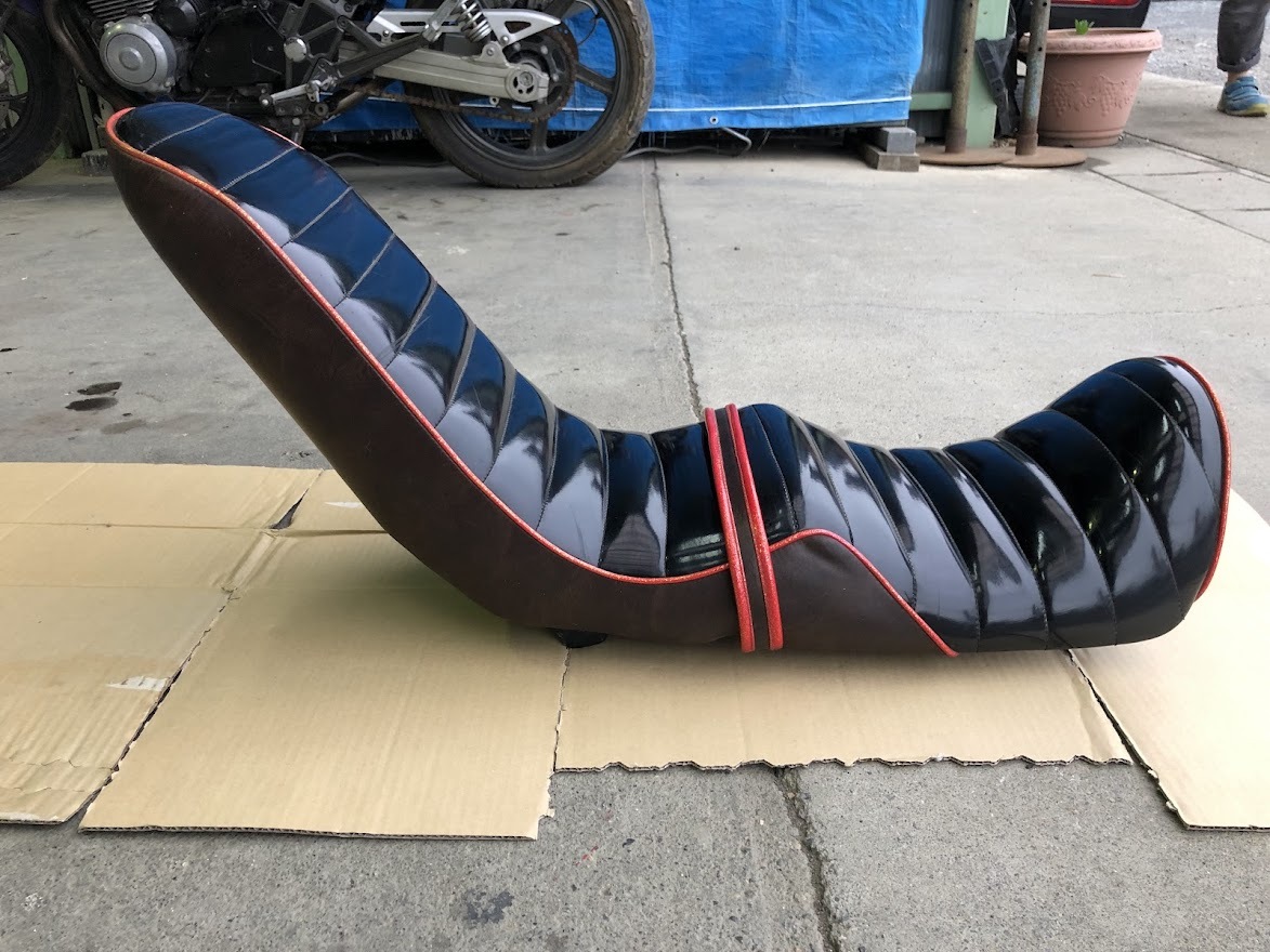 Yahoo!オークション - CBR400F 三段シート エナメル 中古 Yahoo!オークション - CBR400F 三段シート エナメル 中古