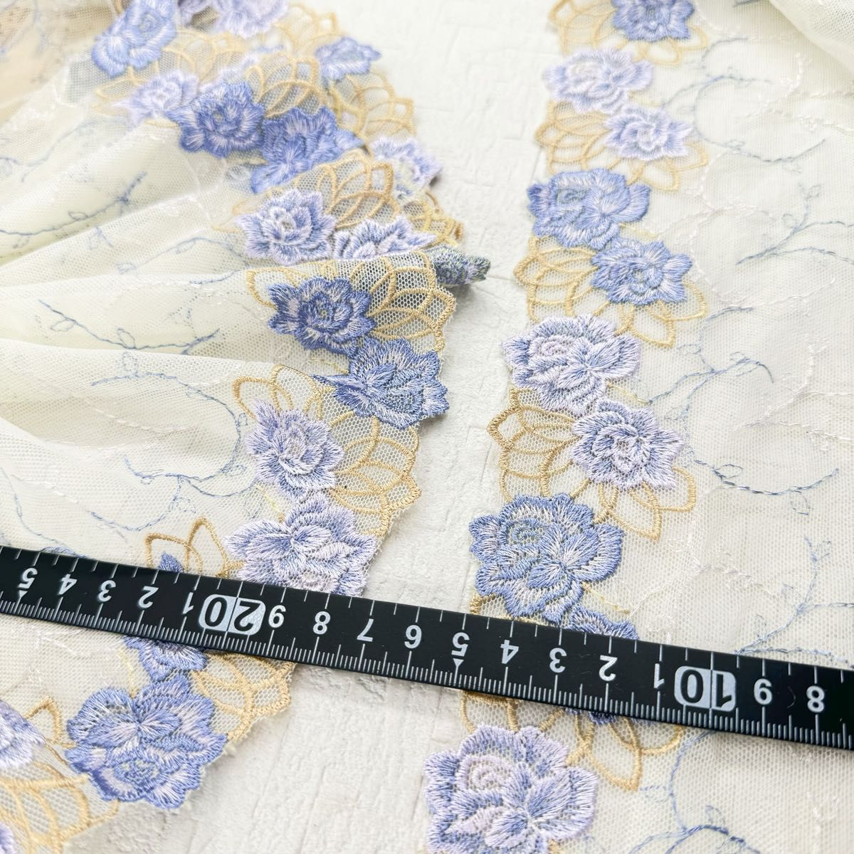 S532【4m】良い品質　カラフル花柄刺繍チュールレース生地　白地