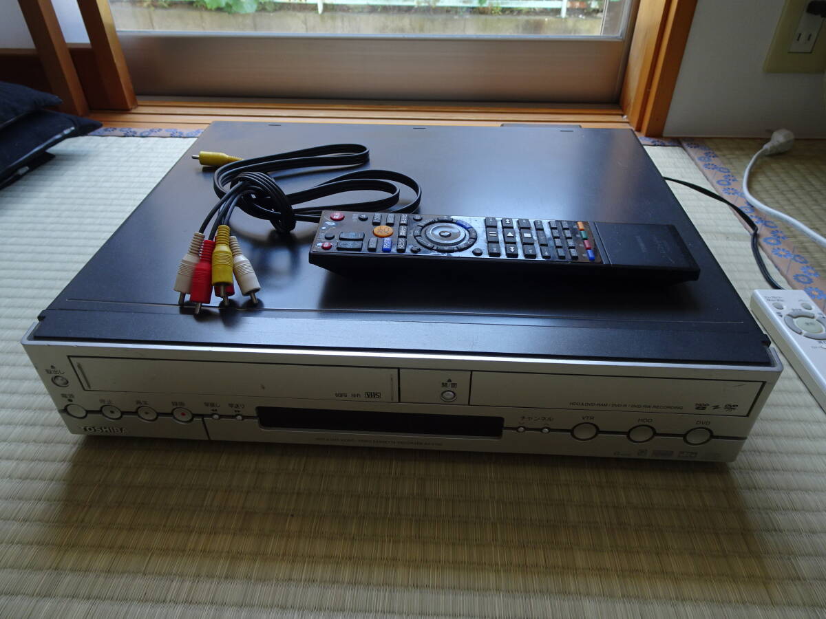 東芝　TOSHIBA　 AK-V100 VHS⇔DVD⇔HDD ダビングOKビデオデッキ　動作確認済み　ジャンク_画像2