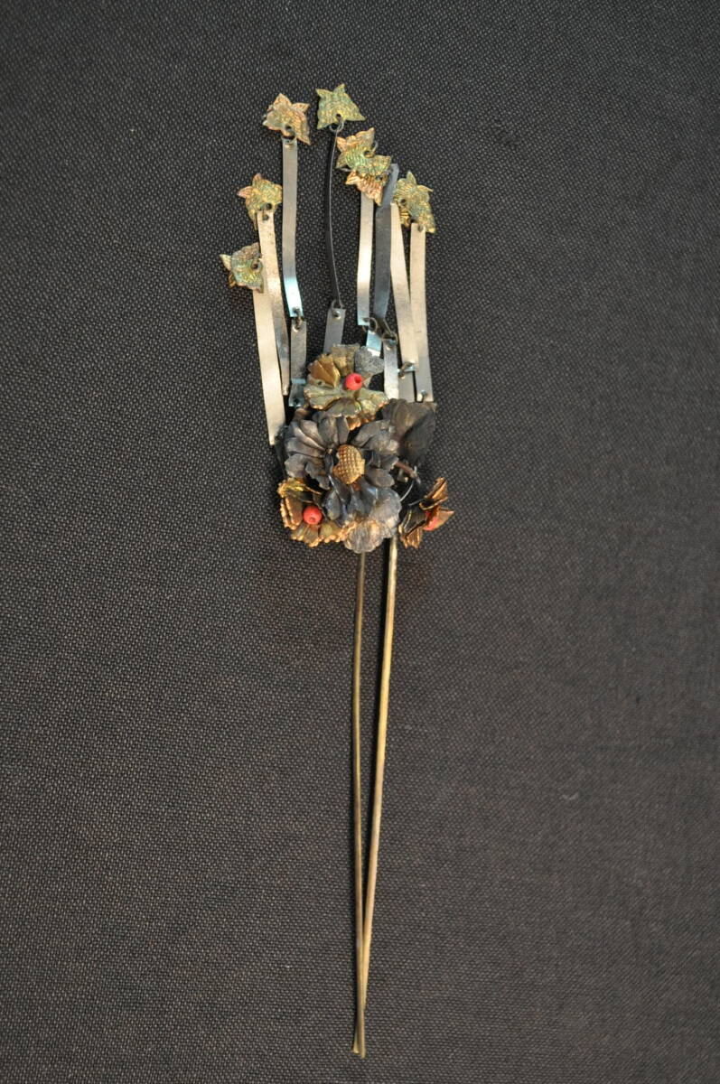裕福な旧家の所蔵品　昭和初期　匠の技　高級素材　立体花模様　金属製　かんざし_画像1