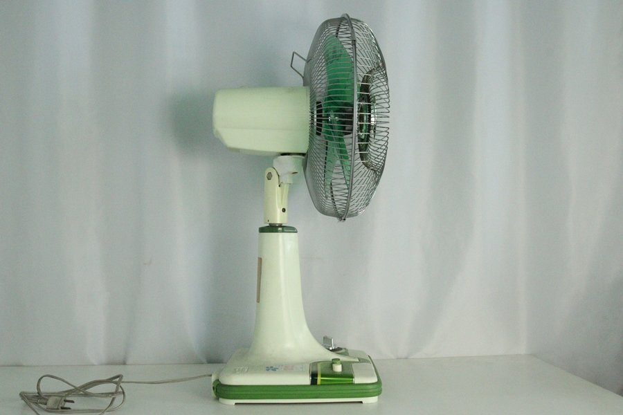 TB526 Toshiba TOSHIBA electric fan F-220G operation goods *4 sheets wings root /30cm/ green /. seat ../ sending manner / retro consumer electronics /. seat ../ fan / air conditioning / old tool tag boat 