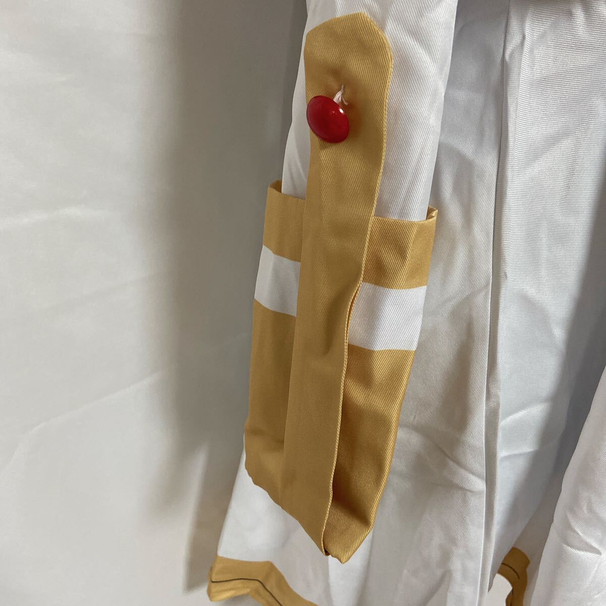 【1円】【未使用】葬送のフリーレン XL大きいサイズ コスプレ衣裳 白に合革のベージュゴールド 赤とシルバーのボタン飾り 小物5点付の画像4