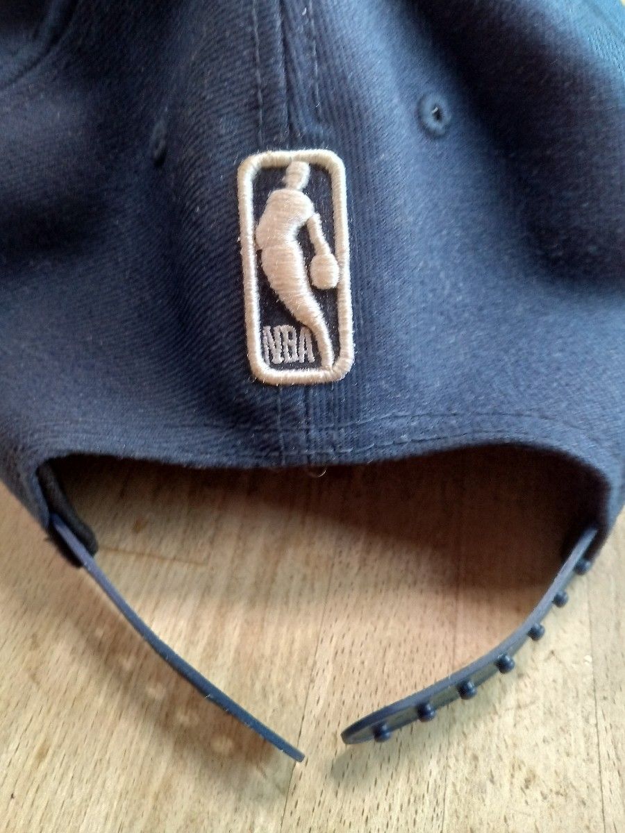  ニューエラの、米 NBA  デンバーナゲッツキャップ、黒茶綿布地、サイス調節で実質フリーサイズ SNAPBACK