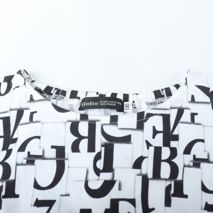 べべ ワンピース トップス 半袖 アルファベット柄 未使用品 キッズ 女の子用 130サイズ 白×黒 BeBe_画像4