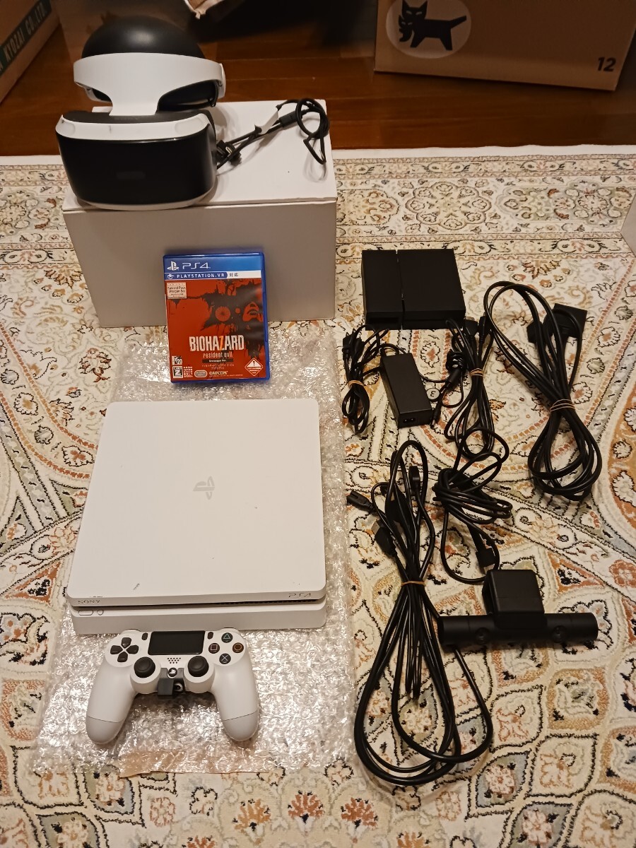 豪華セット　PS4 CUH-2000A 本体一式 PSVR CUH-ZVR1 カメラ付き　一式　セット バイオハザード　背面アタッチメント　おまけ付き　送料無料_画像1