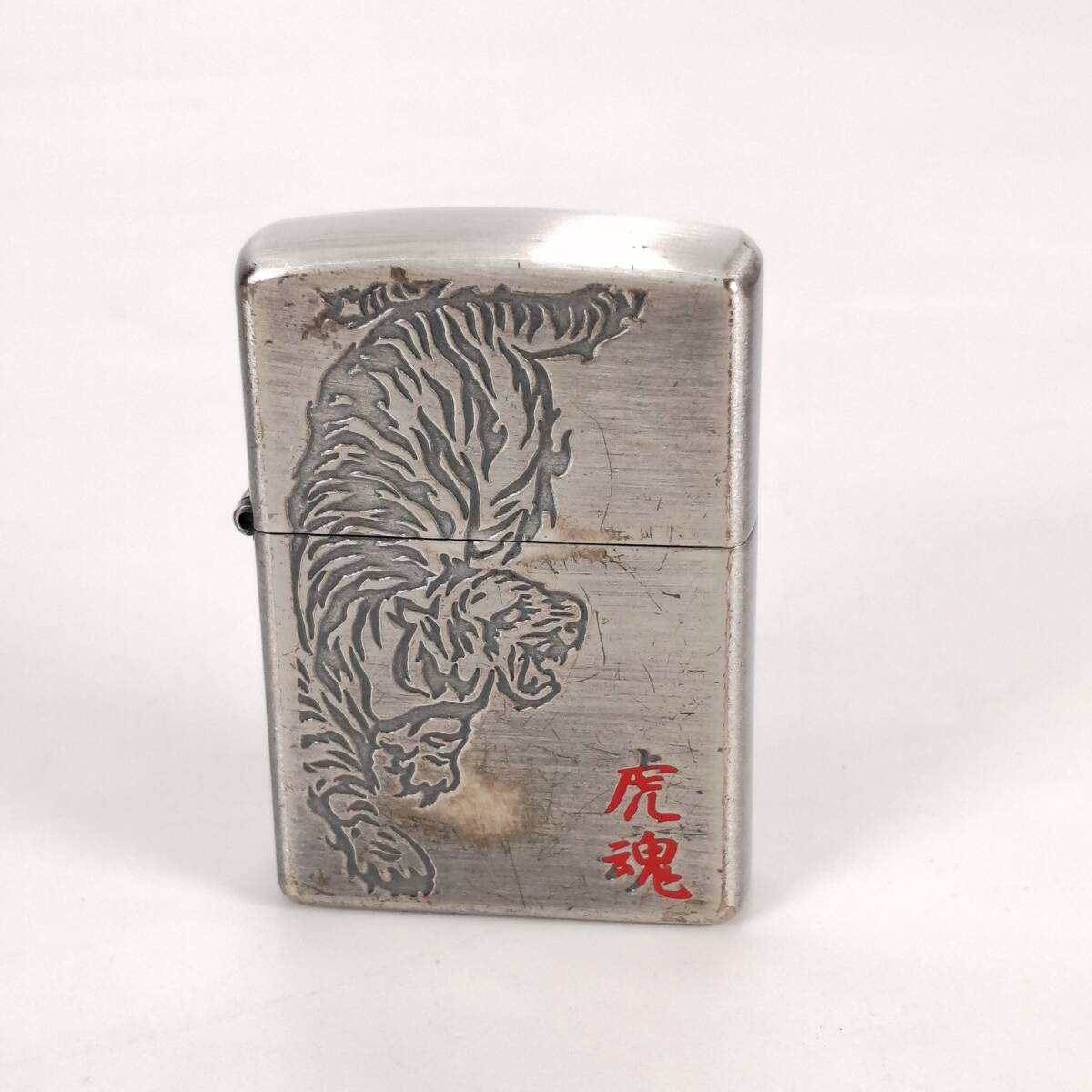 ZIPPO 虎魂 2006 トラ タイガー ジッポー ジッポ 喫煙具 オイルライター ケース付き 彫 【現状品】_画像2