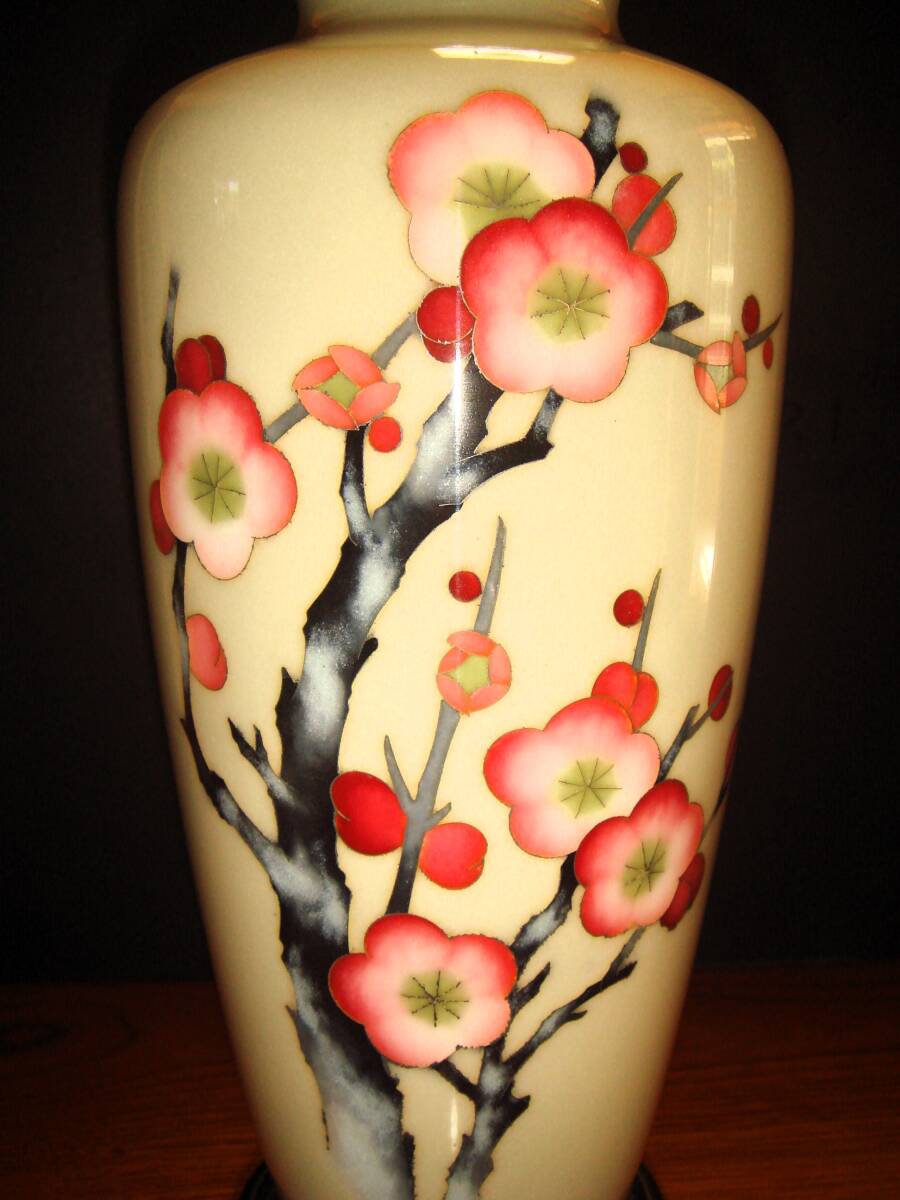 *** blue white color ground plum pattern the 7 treasures vase . box ***