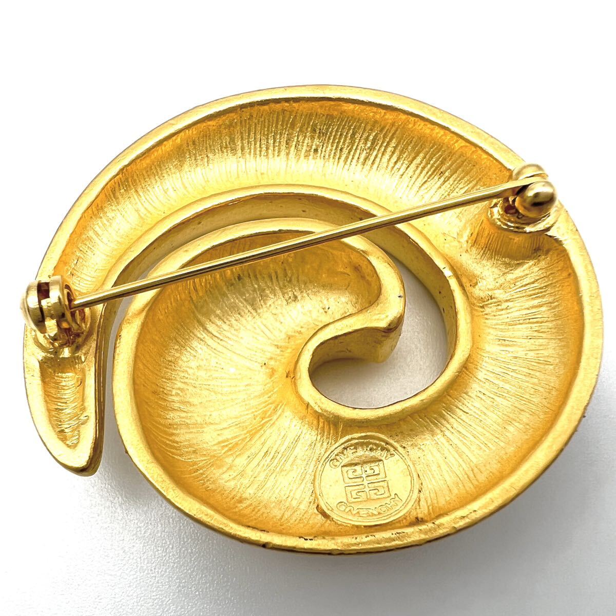 GIVENCHYlji van si. brooch [ Acty ] Logo round mat Gold color large .. Vintage Givenchy brand a533et