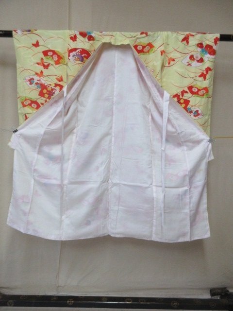 1円 良品 化繊 女児 子供着物 縮緬 七五三 和装 和服 アンティーク 地紙 蝶 芝草 高級 袷 身丈116cm 裄56cm【夢職】★★★_画像2