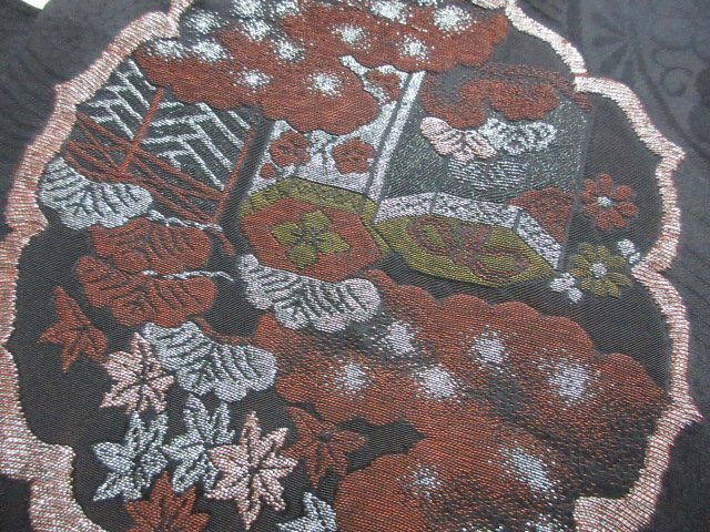 1円 良品 正絹 羽織 和装コート 縮緬 黒 一つ紋 刺繍 アンティーク 雪輪 花絵皿 高級 袷 身丈79cm 裄64cm【夢職】★★★の画像7