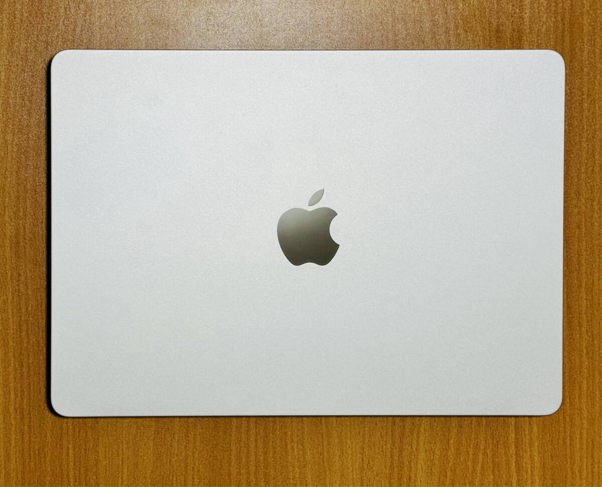 ☆送料無料 Apple Apple MacBook Air スターライト(M2 SSD256GB メモリ8GB 13.6-inch)［MLY13J/A］保証残り おまけ付き☆の画像2