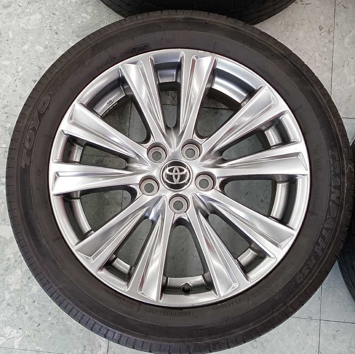 ★中古品★ 30アルファード 純正アルミホイール ハイグロス 18×7.5J＋45 114.3-5H TOYO TRANPATH R30 235/50R18 ガリキズ 釘あり【他商品_画像3