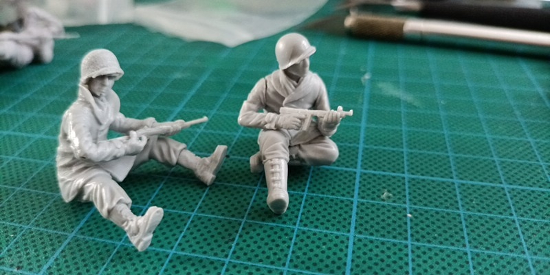 【スケール 1/35】 樹脂 レジン フィギュア キット US 歩兵連隊 レイアウト 兵士２体のみ 未塗装 未組み立て_画像2