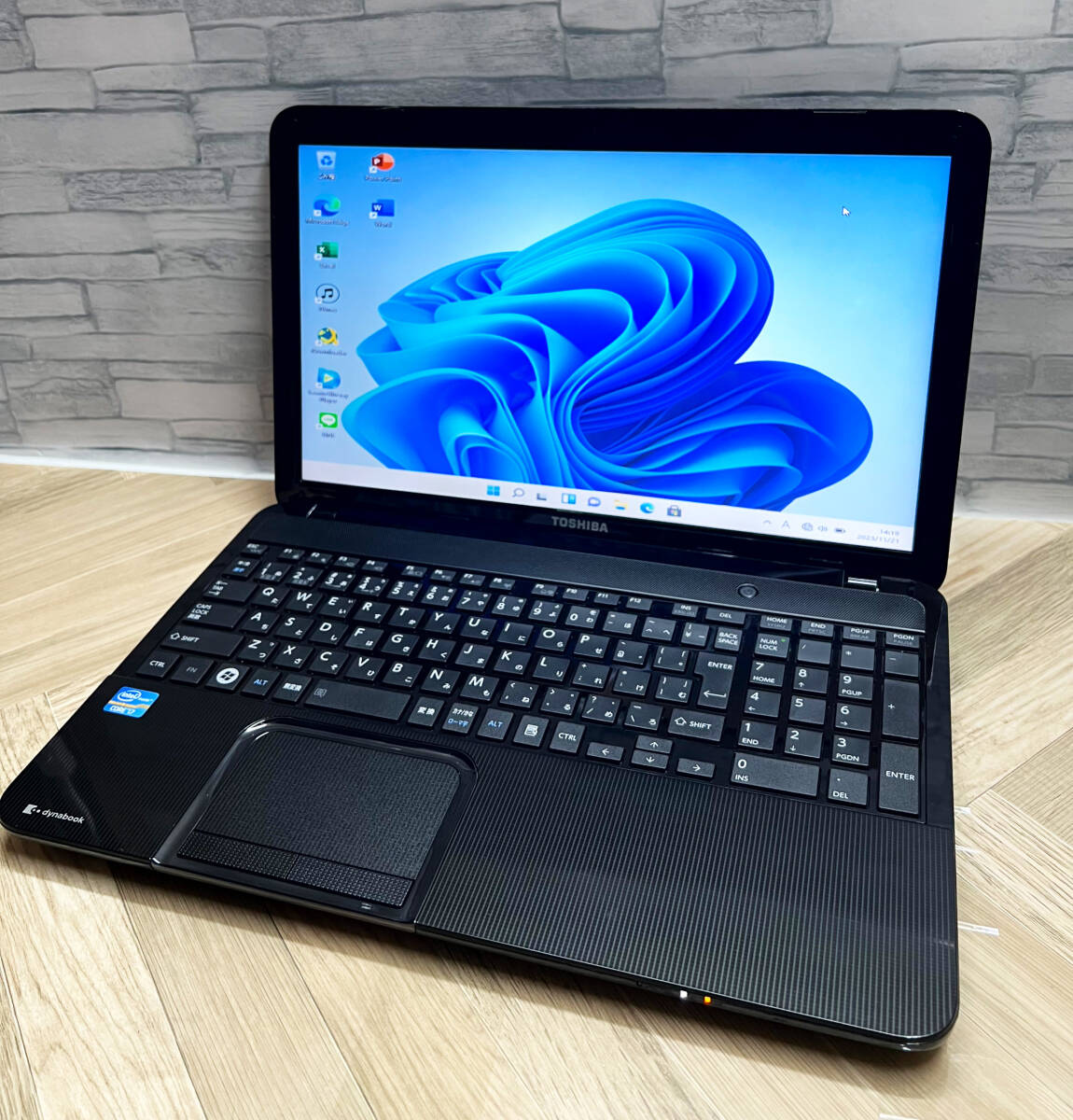 極上品/新型Window11搭載/東芝/爆速Core-i7搭載/カメラ/高速新品SSD512GB/驚異の16GBメモリ/DVD焼き/ブルーレイ/オフィス/ソフト多数！_画像2