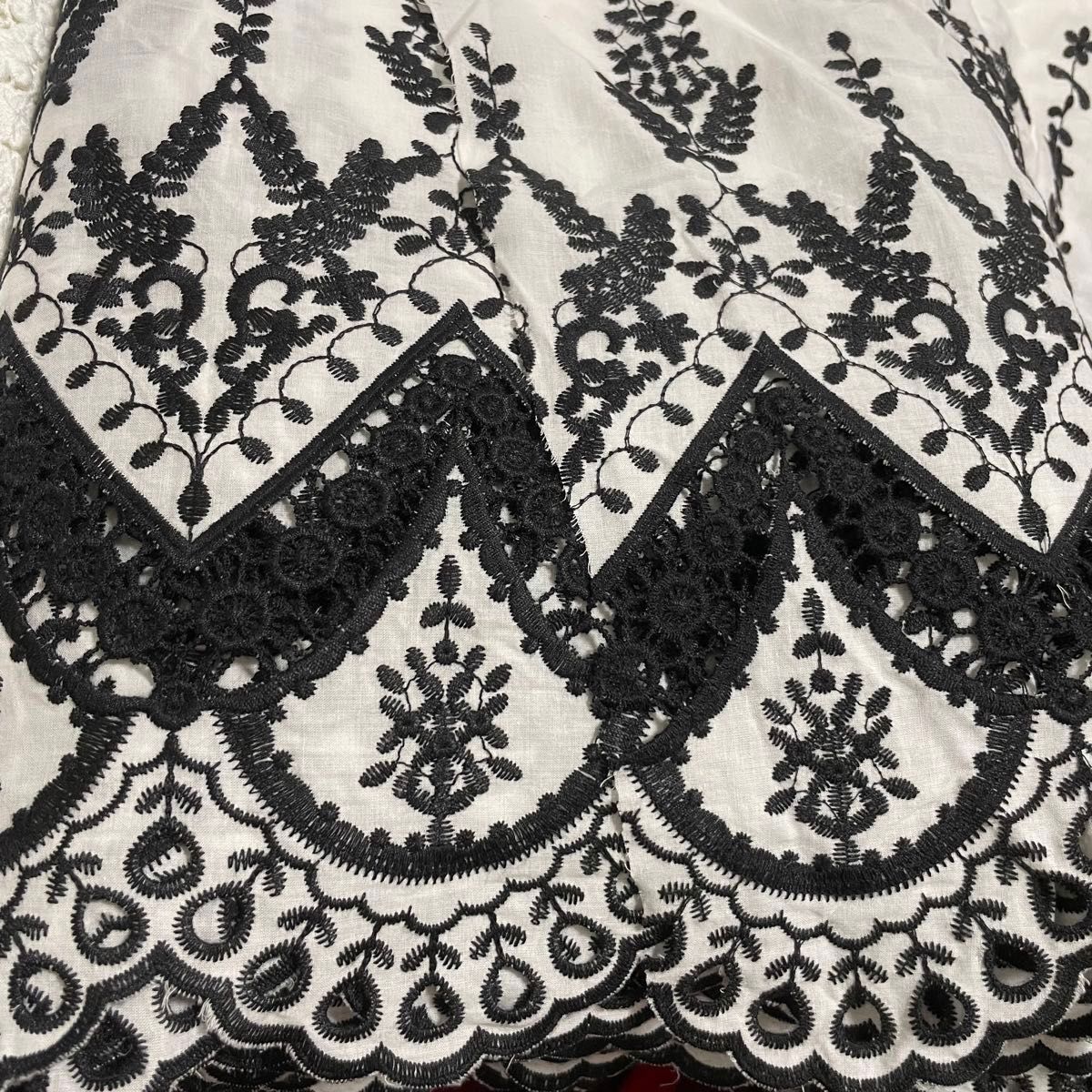 幅約52cm 花柄　刺繍　コットンレース　生地　白　黒　長さ1m 幅広い　ハンドメイド　手芸　衣装　手作り　カーテン　スカラップ