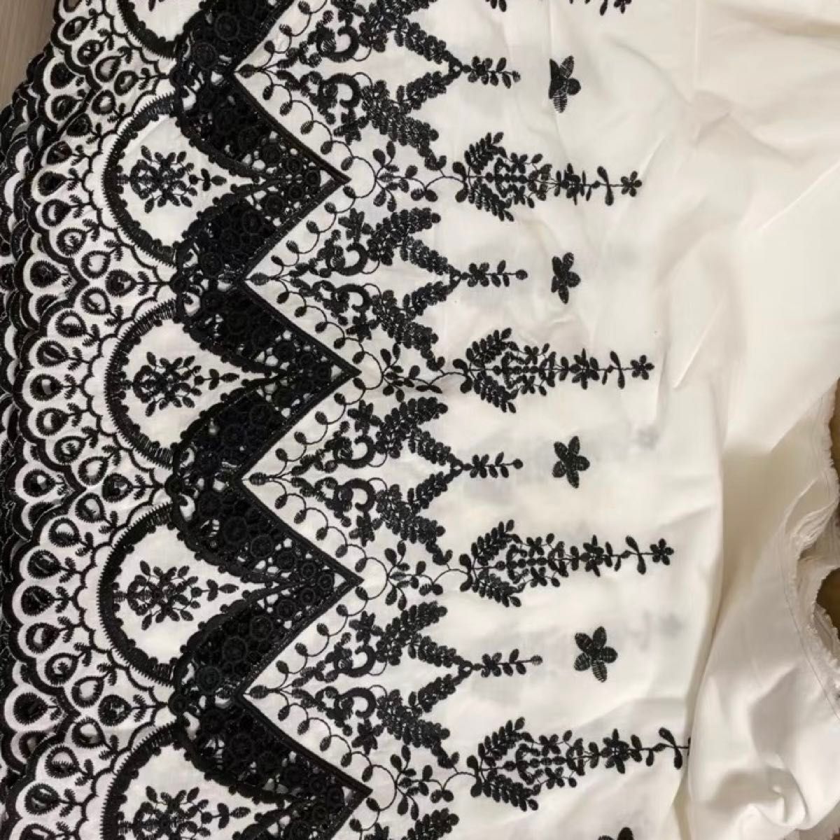 幅約52cm 花柄　刺繍　コットンレース　生地　白　黒　長さ1m 幅広い　ハンドメイド　手芸　衣装　手作り　カーテン　スカラップ