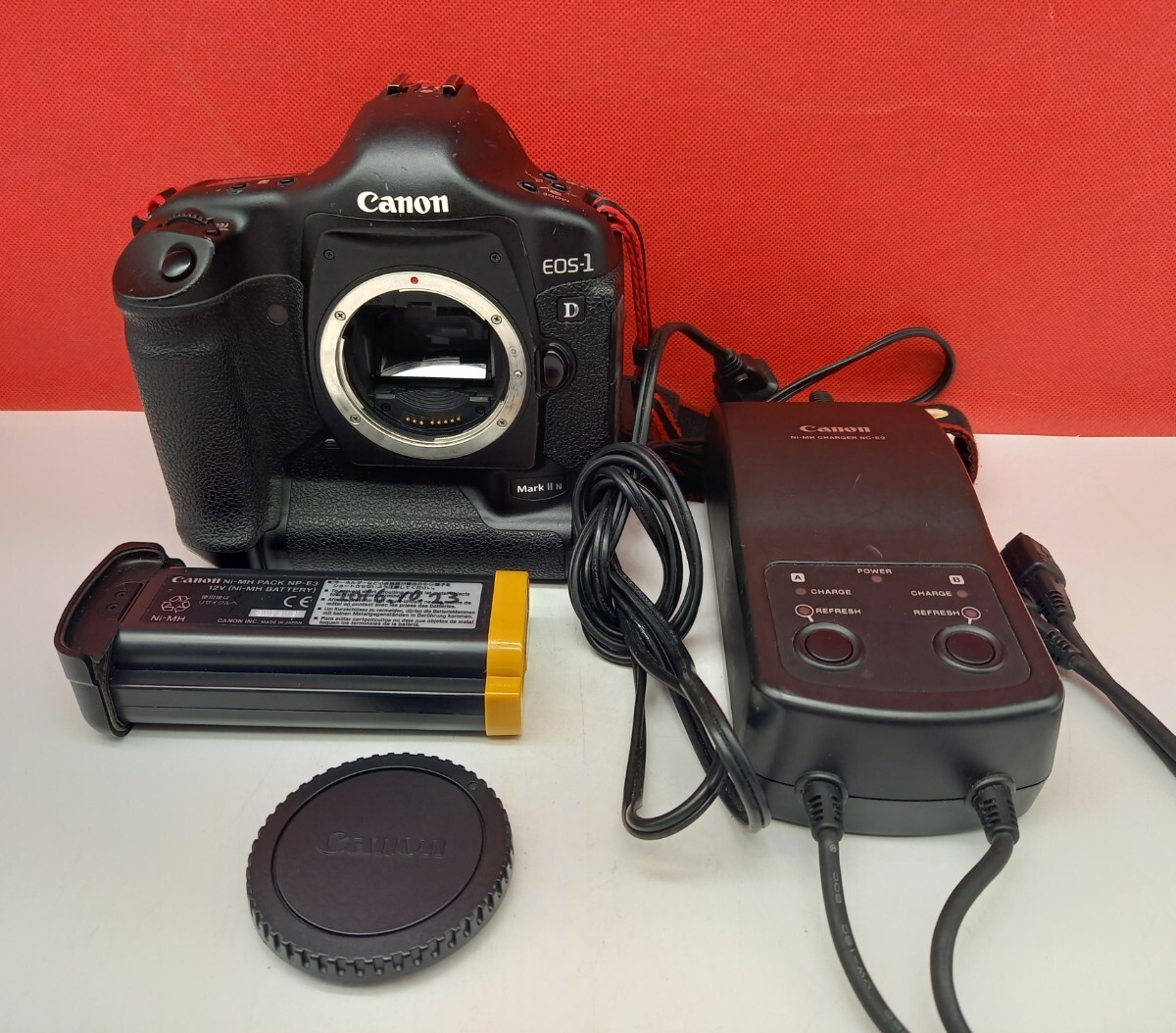 ■ Canon EOS-1D Mark II N デジタル一眼レフカメラ ボディ 動作確認済 シャッターOK バッテリー 充電器 キャノンの画像1