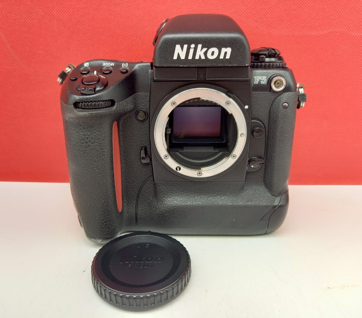 ■ Nikon F5 ボディ フィルム一眼レフカメラ 動作確認済 シャッター、露出計OK ニコンの画像1