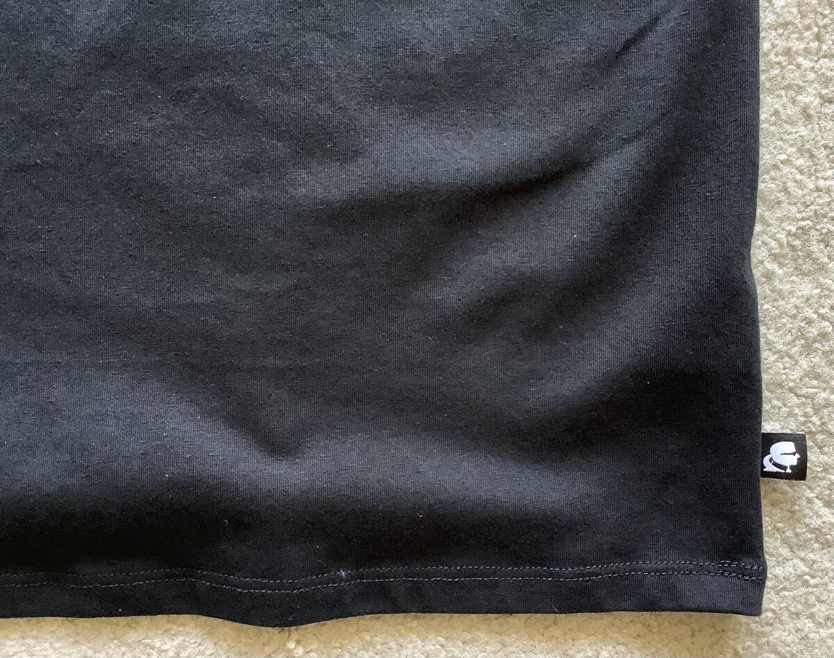 日本発送Karl Lagerfeld Parisカールラガーフェルド新品1X♪万能黒ロゴラインストーンカジュアルTシャツ半袖ワンピース_ロゴ入りタブ