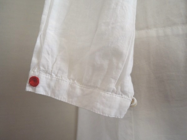 袖口に刺繍あり。