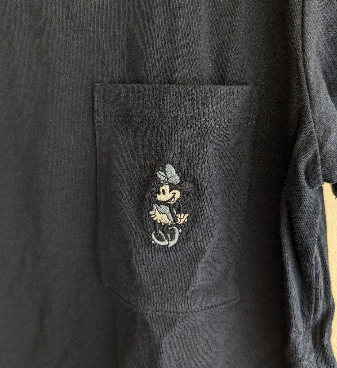 新品　ユニクロ　胸ミニポケット　ミニーマウス刺繍　半袖　グラフィックTシャツ　紺