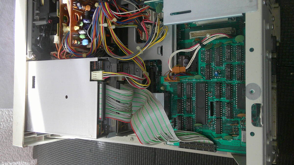 SHARP　シャープ　レトロパソコン　MZ-2521　MZ-2500　通電ＯＫ！　内部画像あり　佐川100サイズ_画像8
