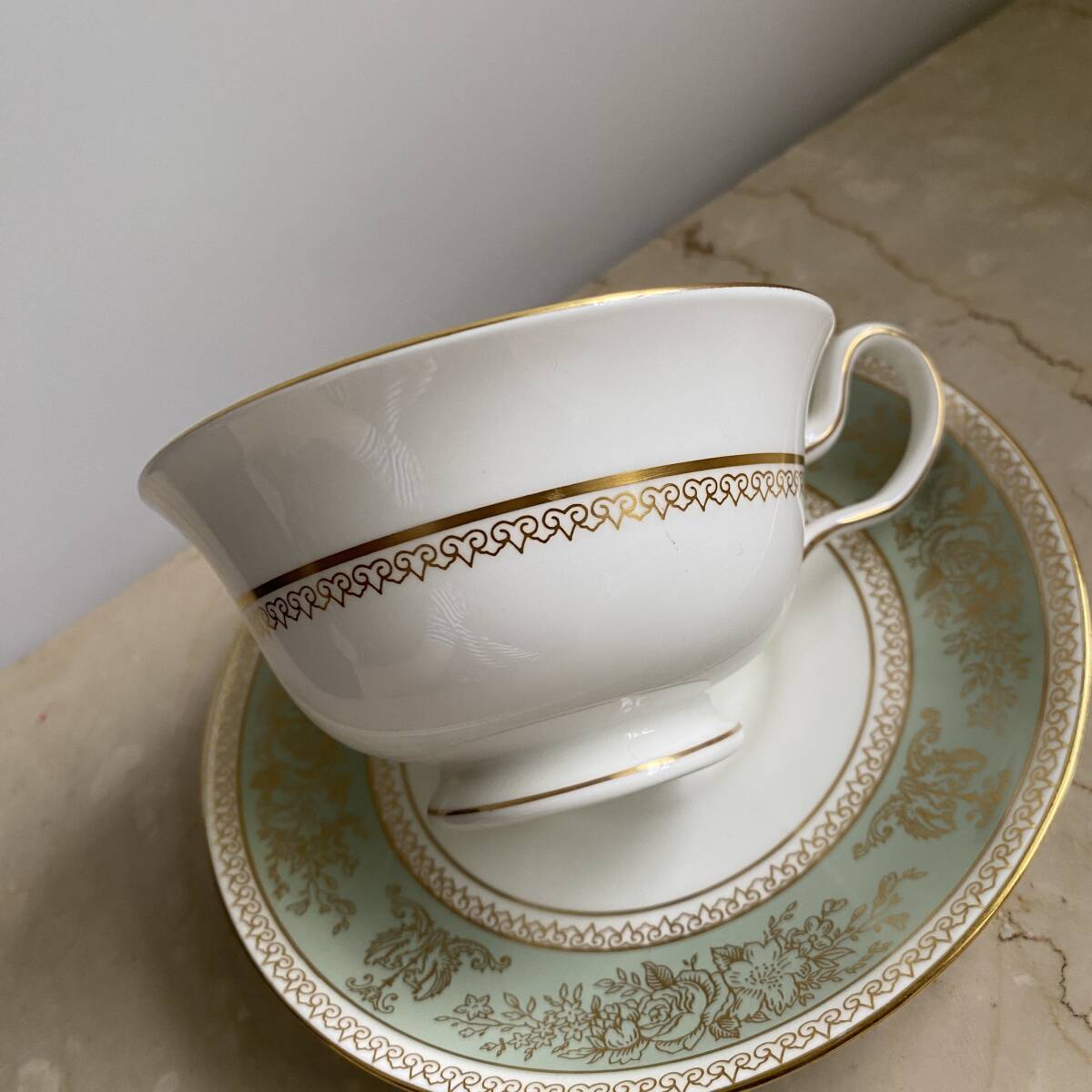 H239 ウェッジウッド セージグリーン 黒壼 ティーカップ ソーサー 金彩 WEDGWOOD ピオニー G357 _画像2